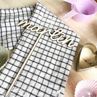 ¿Cumple años y quieres que su tarta sea única y 100% personalizada? Con este topper la tarta lucirá super original y bonita. La letra es estilo manuscrito escolar.